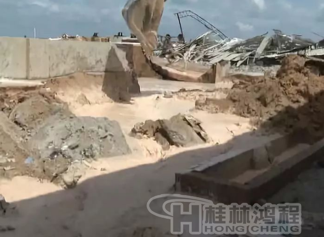 廉江政府鐵腕整治拆除一高嶺土廠，連設備都砸碎！